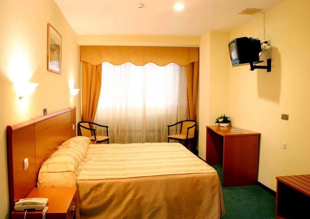 Hotel Las Vinas Arteixo Exterior photo